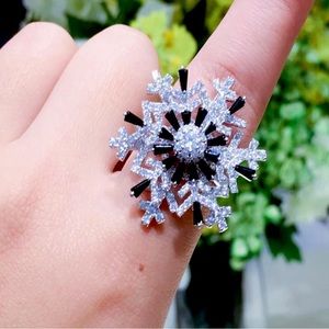 Snowflake spinner ring